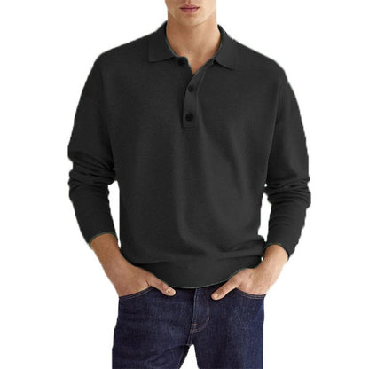 Maglione nero uomo, maniche lunghe, colletto polo, abbinato a jeans blu. Moda casual maschile, abbigliamento autunnale elegante.