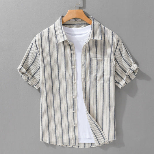 Sommerlig herreskjorte med korte ærmer og striber i minimalistisk design