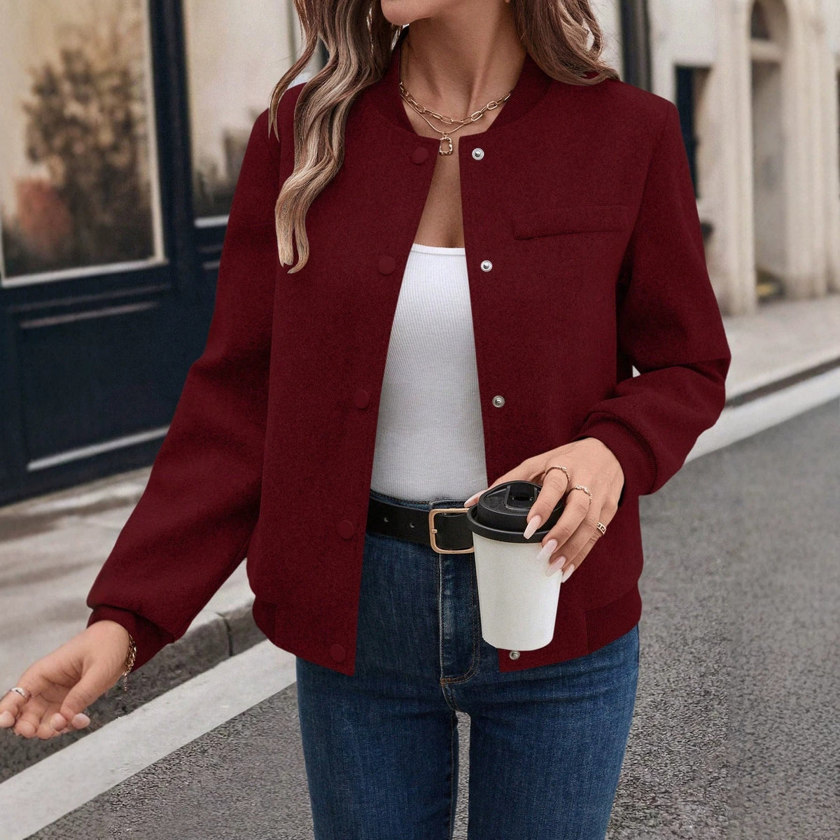 Chaqueta otoñal de mujer con corte regular, mangas largas y diseño trenzado.