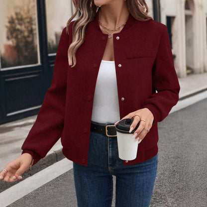 Chaqueta otoñal de mujer con corte regular, mangas largas y diseño trenzado.