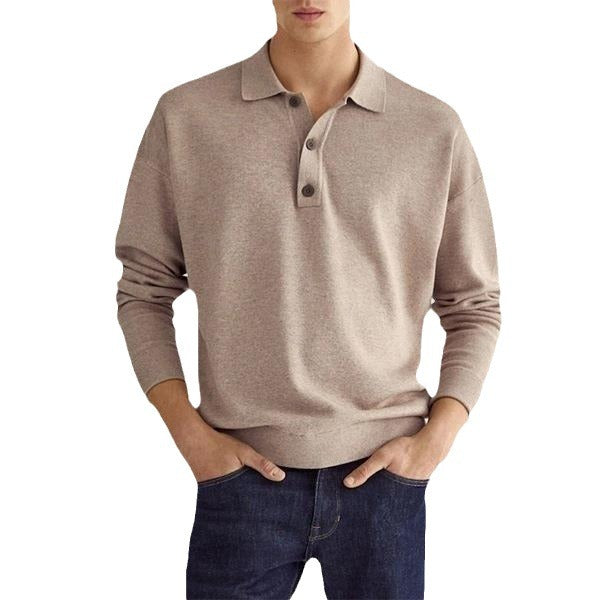 Maglione beige uomo con colletto e bottoni, abbinato a jeans blu. Moda casual maschile, abbigliamento autunnale elegante e confortevole.