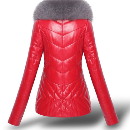 Kort vinterfrakke til kvinder med krave i imiteret pels og knaplukning foran