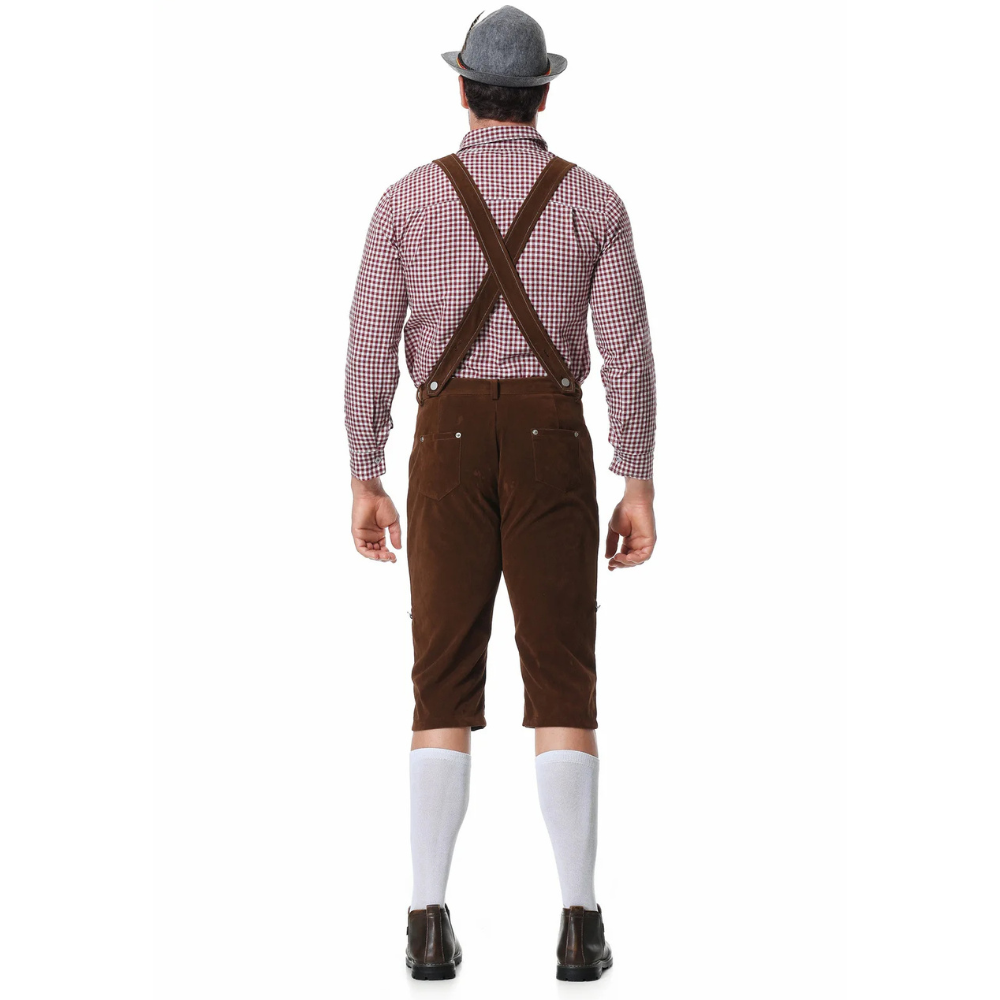 Uomo in abbigliamento tradizionale bavarese, con camicia a quadri rossi, pantaloni in pelle marrone, bretelle, calze bianche e cappello grigio.