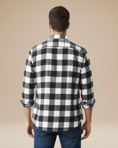 Camisa de hombre a cuadros con botones, corte cómodo, cuello con solapas y mangas largas.