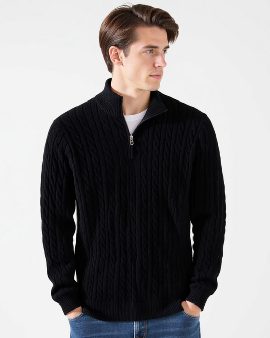 Maglione uomo nero a trecce con zip, indossato da modello. Moda maschile, abbigliamento invernale elegante, stile casual.