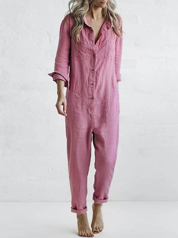 Donna in tuta jumpsuit rosa, maniche lunghe, bottoni frontali, stile casual. Abbigliamento moda femminile, tendenza primavera estate.