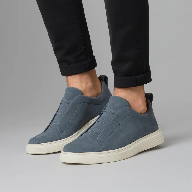 Herresneakers i kunstigt ruskind med elastiske snørebånd i ring og polstret indersål – Gummisål