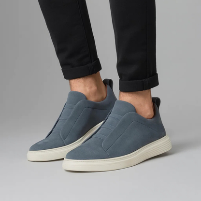 Herresneakers i kunstigt ruskind med elastiske snørebånd i ring og polstret indersål – Gummisål