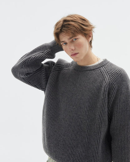 Herre rundhalset ribstrikket sweater med sænkede skuldre og løs pasform – Strikstil