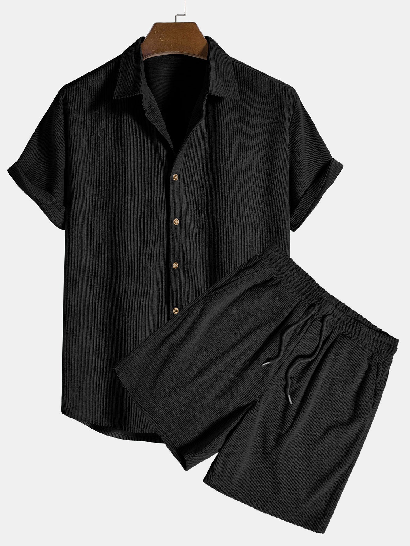 Completo estivo uomo nero, camicia a maniche corte e pantaloncini coordinati, tessuto leggero, ideale per moda casual e look estivo elegante.