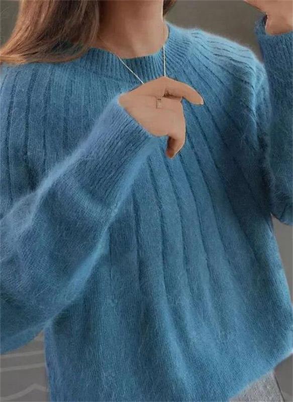 Maglione blu in lana morbida, design a coste, indossato da una persona. Moda autunnale, abbigliamento caldo e confortevole, stile casual chic.