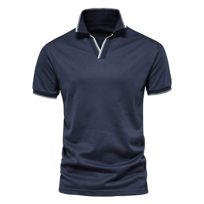 Polo blu scuro da uomo con colletto aperto, maniche corte e bordi bianchi. Elegante e casual, ideale per moda estiva e abbigliamento quotidiano.
