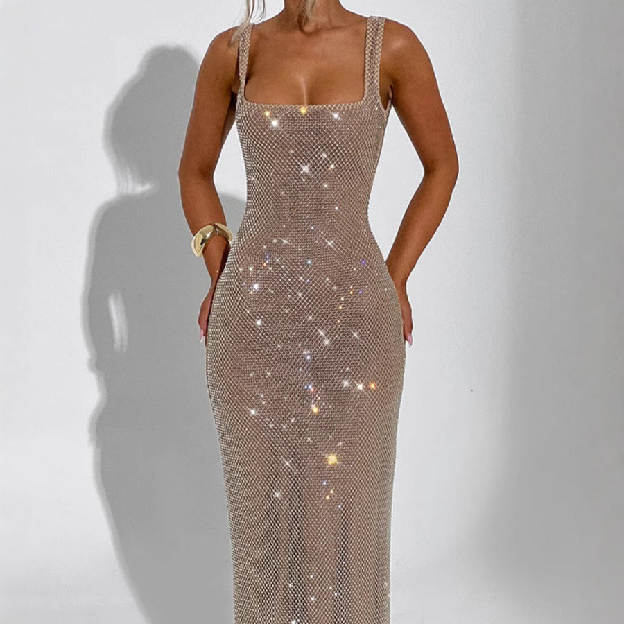 Abito lungo elegante con paillettes scintillanti, senza maniche, scollatura quadrata, indossato da una donna. Moda serale glamour.