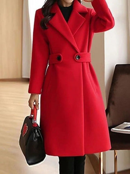 Cappotto rosso elegante da donna con cintura e bottoni, abbinato a borsa nera. Moda invernale, abbigliamento femminile chic e sofisticato.