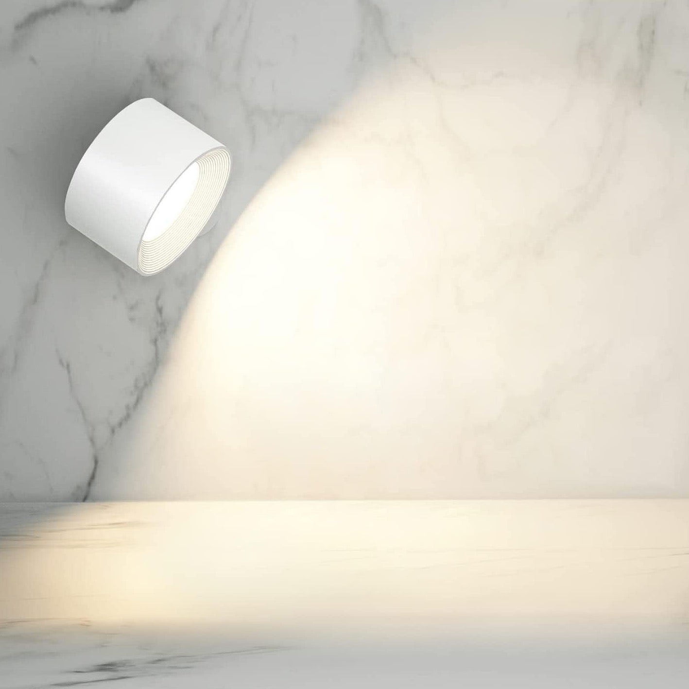 Lampada da parete moderna bianca su sfondo marmo, luce LED direzionata verso il basso. Design minimalista per interni eleganti e contemporanei.