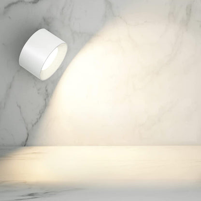 Lampada da parete moderna bianca su sfondo marmo, luce LED direzionata verso il basso. Design minimalista per interni eleganti e contemporanei.