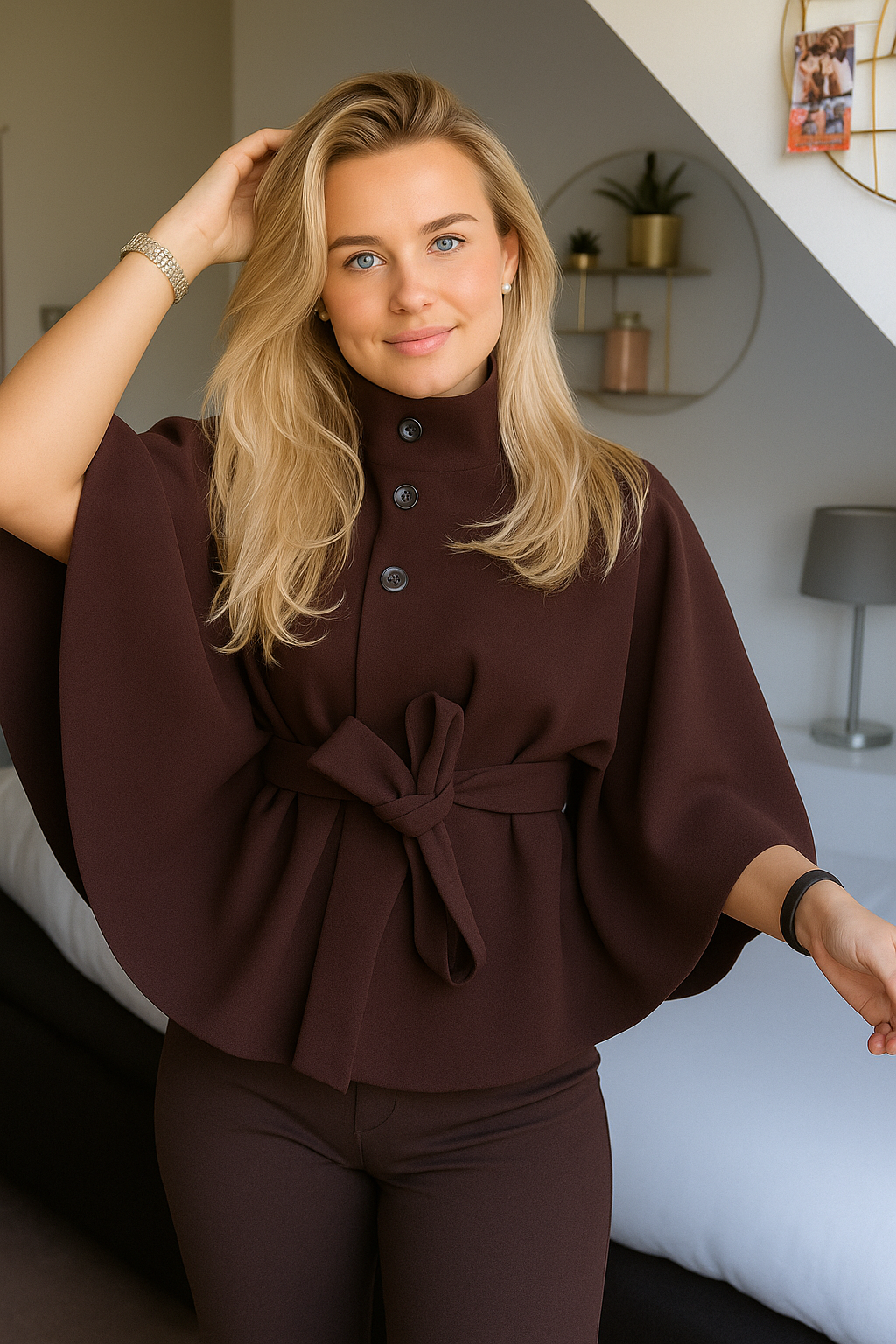 Cappotto Autunnale Donna a Mantella – Collo Alto e Cintura in Vita