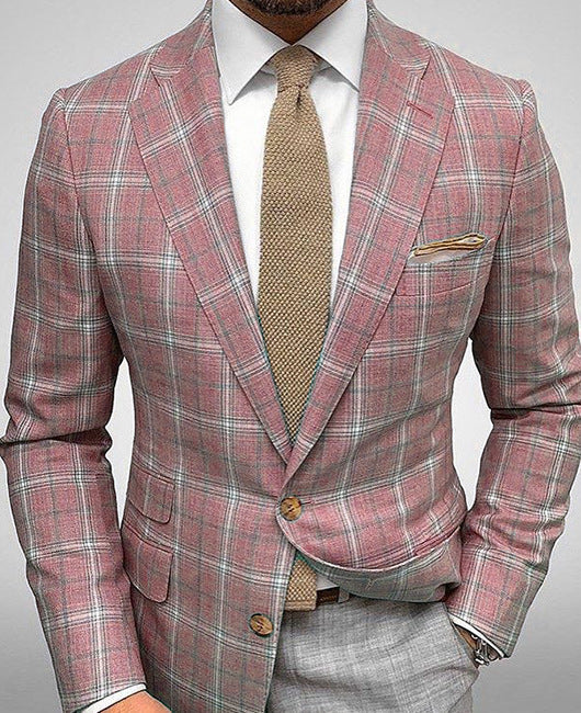 Giacca uomo a quadri rosa, elegante e moderna, con cravatta beige e fazzoletto da taschino coordinato. Moda maschile, abbigliamento formale.