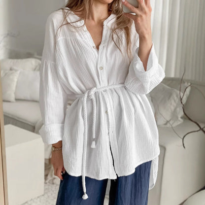 Camisa de mujer blanca de manga larga con cuello mao y cintura con cinturón