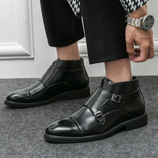 Scarpe uomo eleganti in pelle nera con doppia fibbia, indossate con pantaloni neri. Design moderno, ideale per look formali e business.