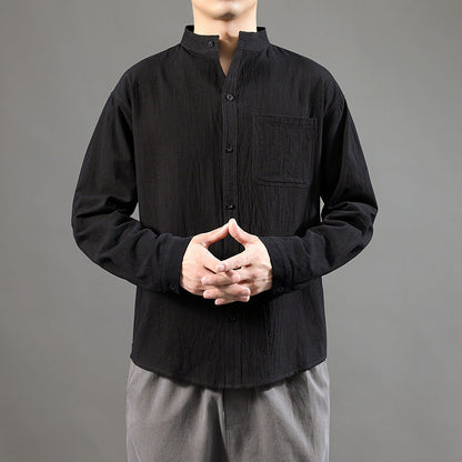 Camisa blanca de lino para hombre, ideal para el verano, de corte cómodo y tejido ligero.