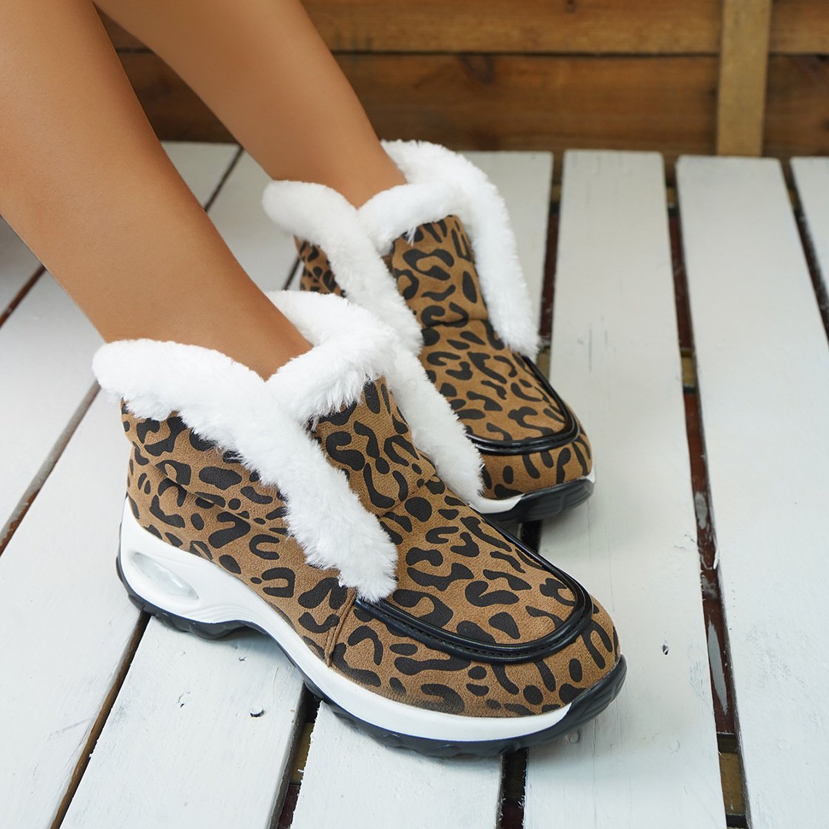 Dame vinterstøvler med plateau og kilehæl – rund snude og slip-on design