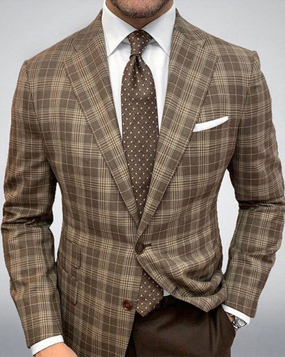 Uomo in elegante abito a quadri marrone, camicia bianca e cravatta marrone a pois. Moda maschile, abbigliamento formale, stile classico.