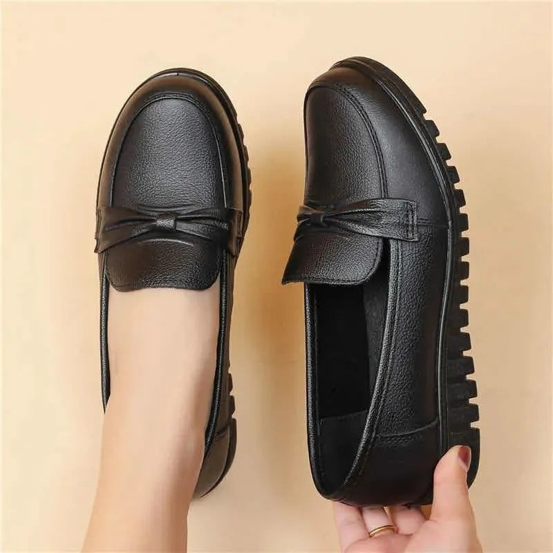 Mocasines bajos de punta redonda con diseño de un solo color