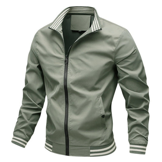 Giacca verde militare da uomo con zip, colletto e polsini a righe bianche. Moda casual, stile sportivo, tessuto leggero.