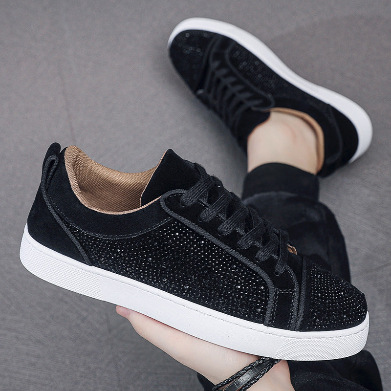 Scarpe da ginnastica nere con dettagli in strass, suola bianca, design moderno ed elegante, perfette per moda casual e streetwear.