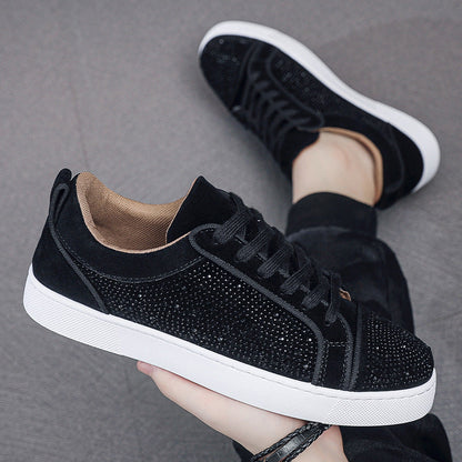 Scarpe da ginnastica nere con dettagli in strass, suola bianca, design moderno ed elegante, perfette per moda casual e streetwear.