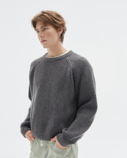 Herre rundhalset ribstrikket sweater med sænkede skuldre og løs pasform – Strikstil
