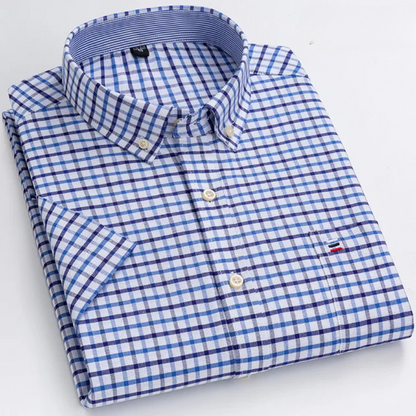 Camicia uomo a quadri blu e bianchi, maniche corte, colletto button-down, cotone, stile casual elegante, perfetta per l'estate.