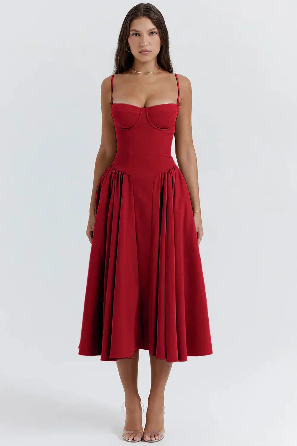 Donna in abito rosso elegante, lungo fino al polpaccio, con spalline sottili e scollo a cuore. Moda femminile, abbigliamento da sera, stile sofisticato.