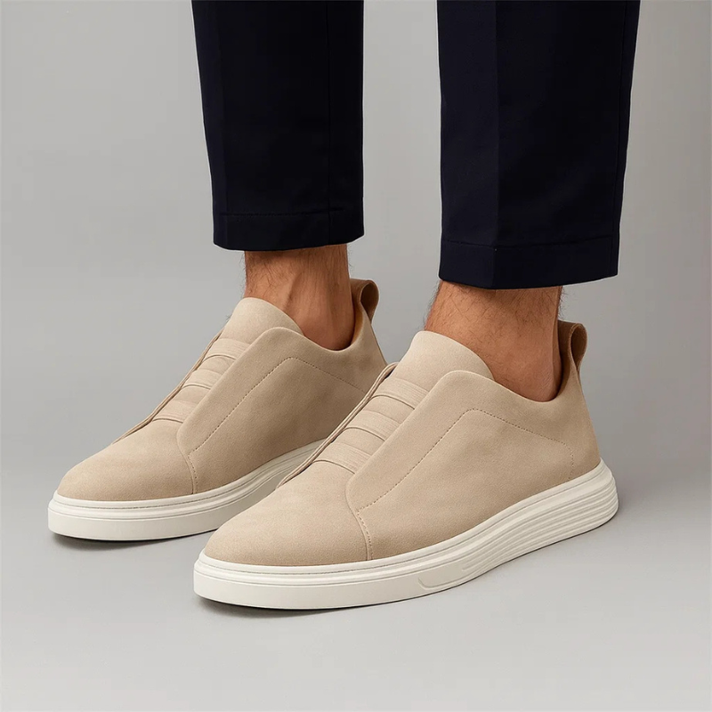 Herresneakers i kunstigt ruskind med elastiske snørebånd i ring og polstret indersål – Gummisål