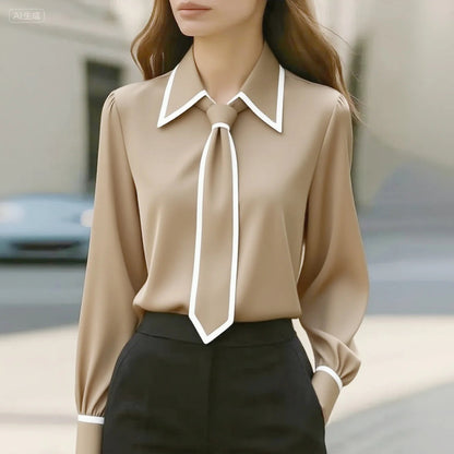 Damebluse med knaplukning foran, bred krave og kontrastkanter – elegant stil