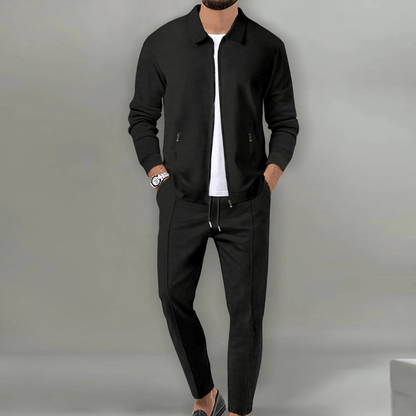 Giacca nera elegante uomo, abbinata a pantaloni coordinati e t-shirt bianca. Moda maschile casual, stile moderno, outfit autunnale.