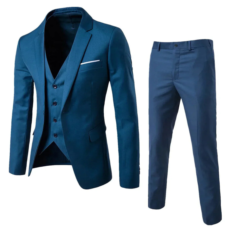 Completo elegante da uomo blu scuro, composto da giacca, gilet e pantaloni abbinati. Abbigliamento formale per cerimonie e occasioni speciali.