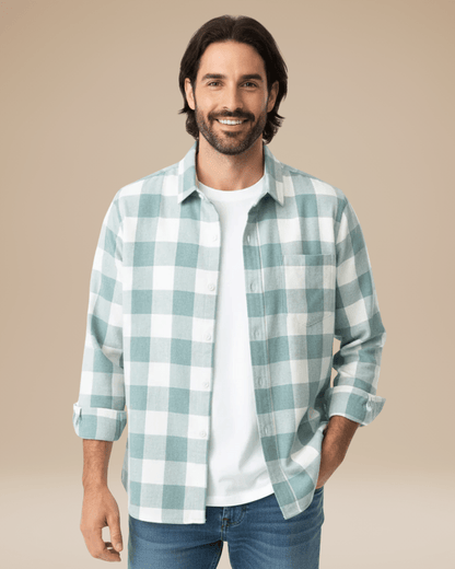 Camisa de hombre a cuadros con botones, corte cómodo, cuello con solapas y mangas largas.