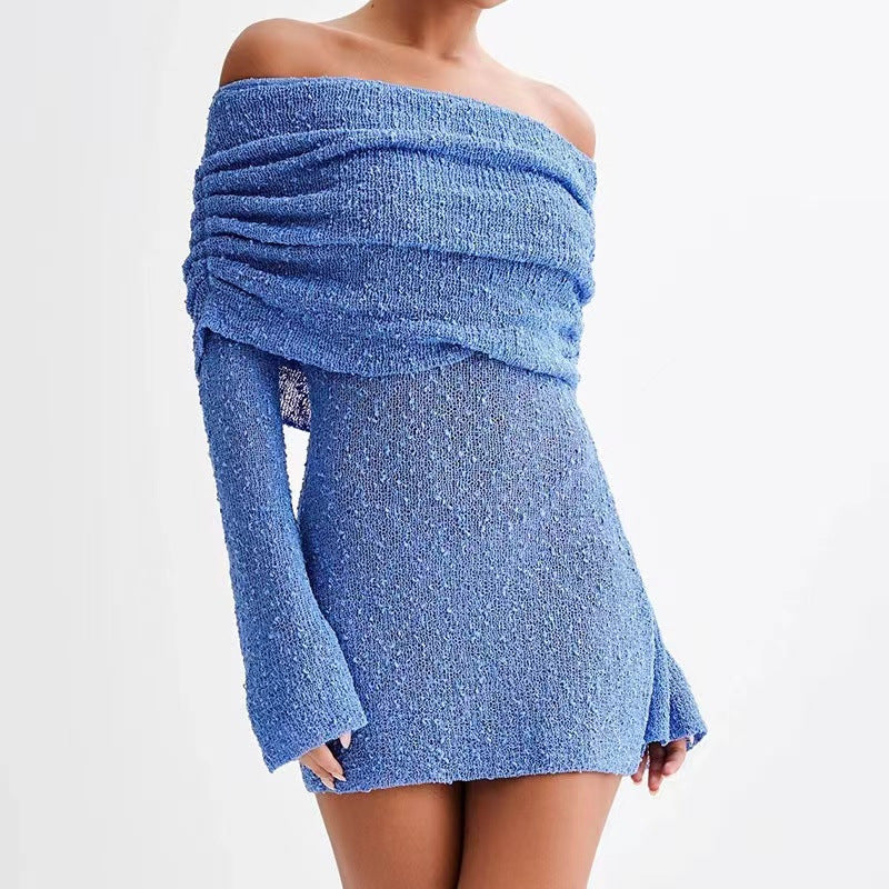 Abito corto blu con spalle scoperte, tessuto scintillante, maniche lunghe. Elegante e moderno, perfetto per serate e occasioni speciali.
