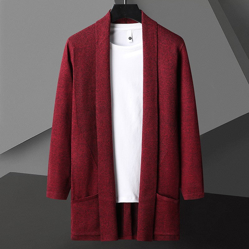 Cardigan rosso in maglia su gruccia, con tasche frontali, abbinato a t-shirt bianca. Moda uomo, abbigliamento casual elegante.