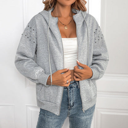 Dame striktrøje med hætte, detaljer med nitter og lange ærmer