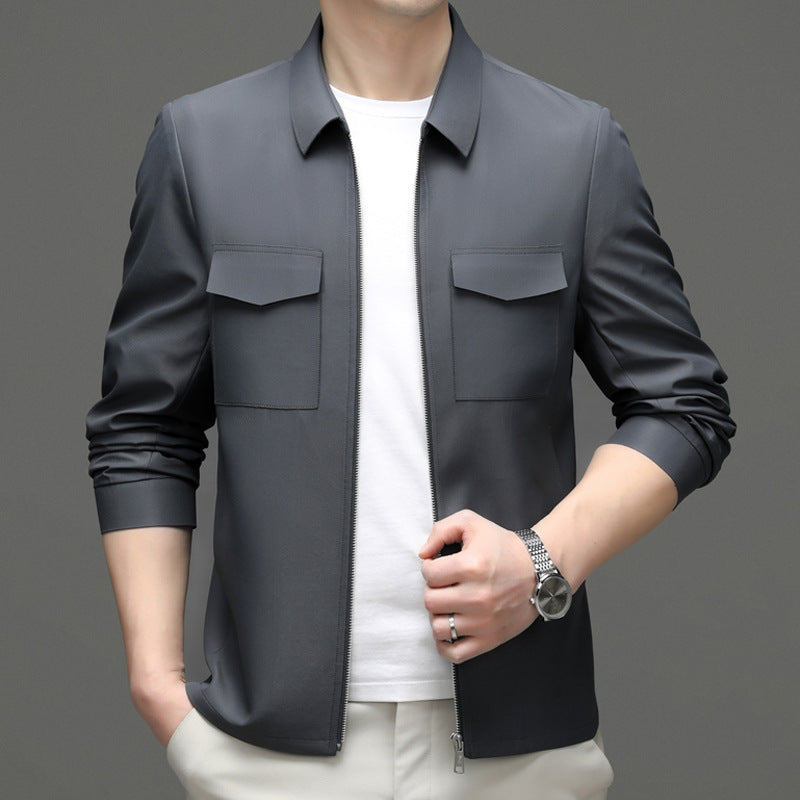 Giacca uomo grigia elegante, maniche lunghe, tasche frontali, indossata su maglietta bianca. Moda maschile, abbigliamento casual chic.