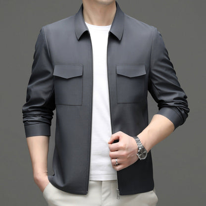 Giacca uomo grigia elegante, maniche lunghe, tasche frontali, indossata su maglietta bianca. Moda maschile, abbigliamento casual chic.