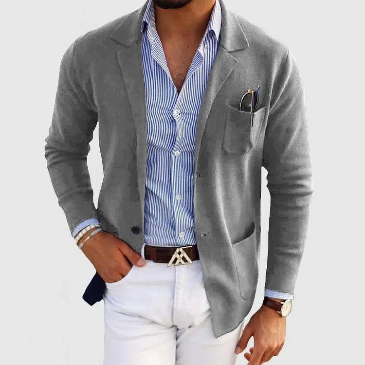 Uomo elegante in blazer grigio, camicia a righe blu e pantaloni bianchi. Moda maschile, abbigliamento casual chic, stile moderno.