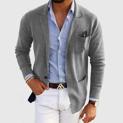 Uomo elegante in blazer grigio, camicia a righe blu e pantaloni bianchi. Moda maschile, abbigliamento casual chic, stile moderno.