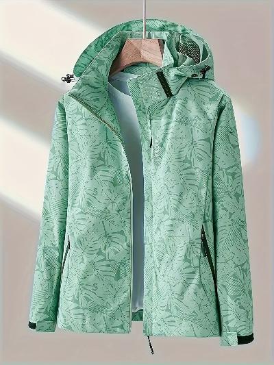 Giacca a vento verde menta con cappuccio, motivo floreale, zip frontale, appesa su gruccia. Abbigliamento outdoor, moda primavera, impermeabile.