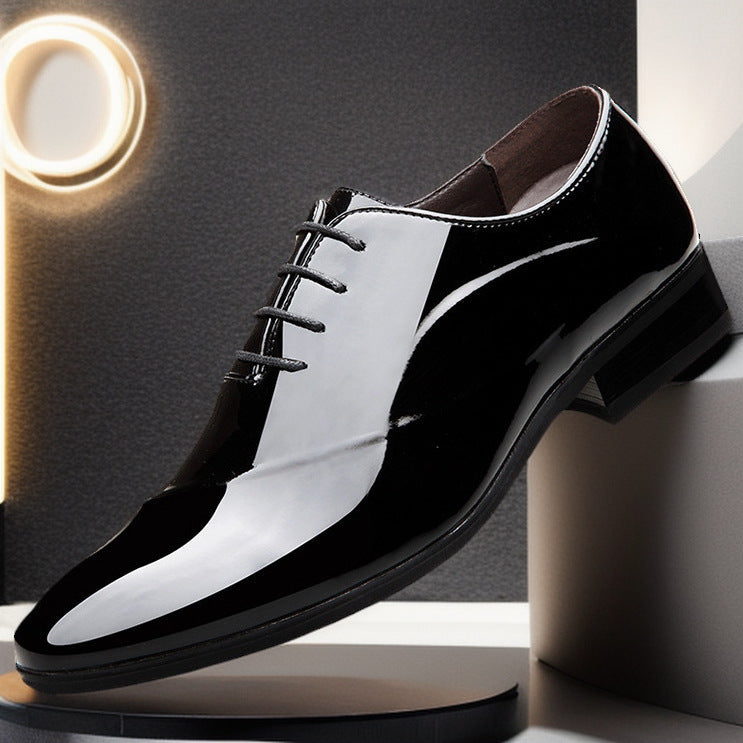 Scarpa elegante da uomo in pelle nera lucida, con lacci, su sfondo moderno. Calzatura formale di lusso, perfetta per eventi e cerimonie.