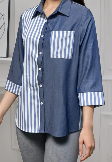 Camicia donna a righe blu e bianche, maniche a tre quarti, tasca frontale, design casual elegante. Moda femminile, abbigliamento trendy.