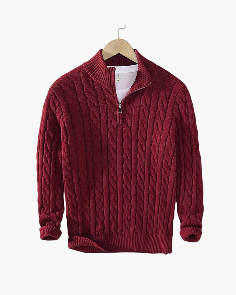 Maglione rosso a trecce con zip, appeso su gruccia. Design elegante, ideale per moda invernale. Maglione uomo caldo e accogliente.